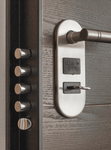 Système de verrouillage sur une porte