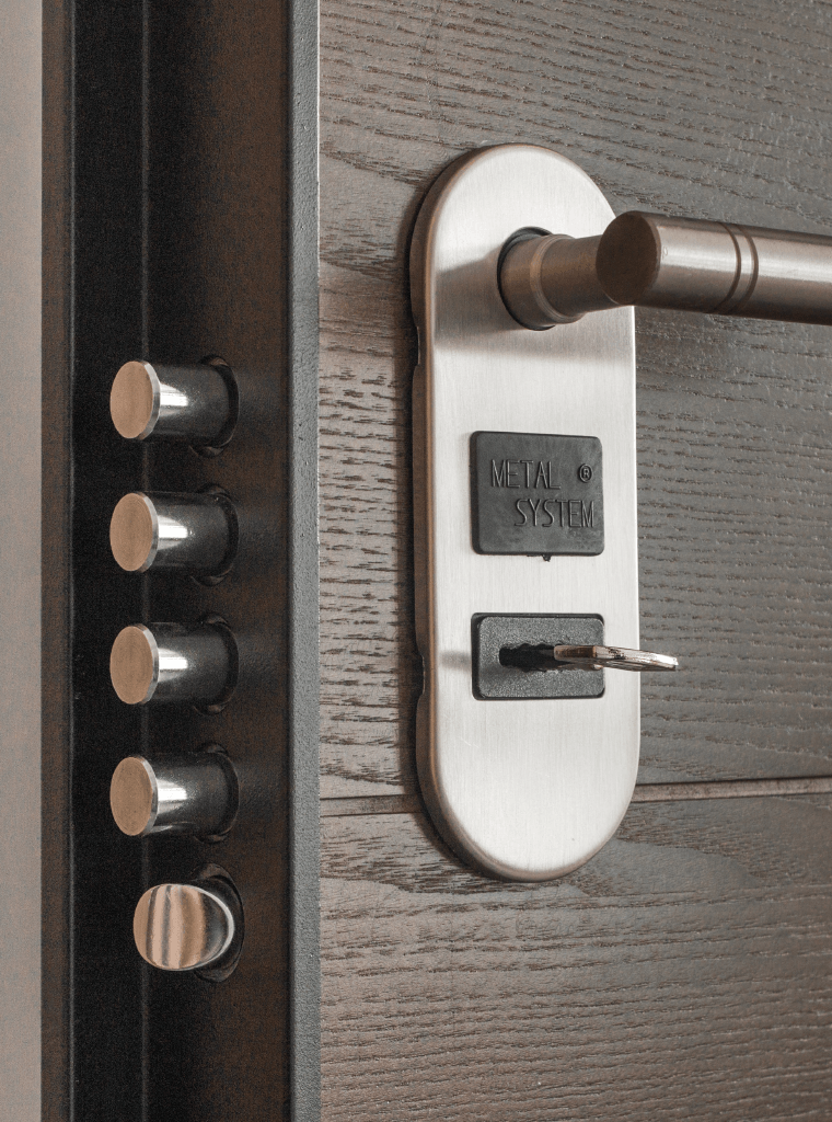 Système de verrouillage sur une porte
